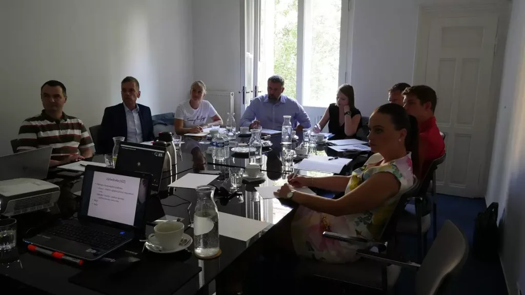 Cambridge Business School zahajeni studia cerven 2020 velka mistnost nahore MBA | Fotogalerie